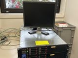 un bureau sur lequel se trouvent un ordinateur, un clavier et un écran