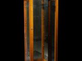 une grande vitrine en bois avec un miroir à l'intérieur