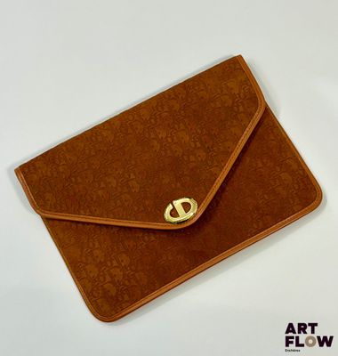 enveloppe marron avec un fermoir doré sur fond blanc