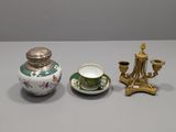 trois types différents de tasses à thé et de soucoupes posées sur une table