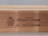 gros plan d'une boîte en bois portant une étiquette