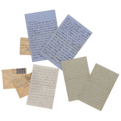 une pile de vieilles lettres et d'enveloppes empilées les unes sur les autres