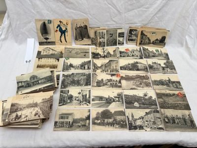 de nombreuses vieilles photos de personnes et de bâtiments posées sur la table