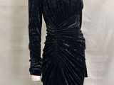 une robe en velours noir à manches longues et à col montant