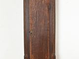une horloge de parquet qui se trouve dans un coin de la pièce