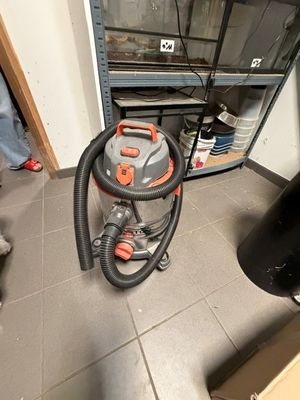 un aspirateur posé sur le sol d'une pièce