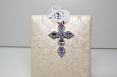 une image représentant une croix ornée de pierres bleues et blanches