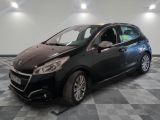 la photo d'une voiture noire garée dans un garage
