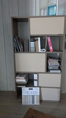 une bibliothèque sur laquelle sont posés de nombreux livres