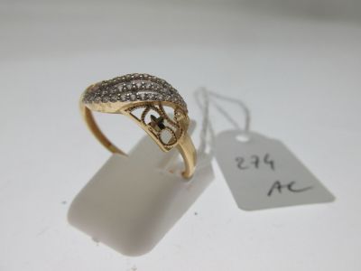 une photo d'une bague en or sertie de diamants, avec une étiquette de prix