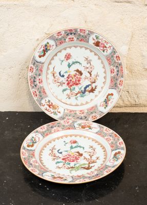 deux assiettes à motifs floraux posées sur une table