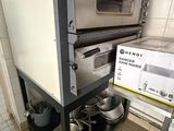 un four posé sur un meuble dans la cuisine