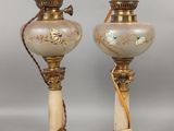 paire de lampes anciennes sur des socles en marbre, rehaussées de touches dorées