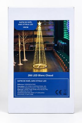 une boîte blanche surmontée d'un sapin de Noël
