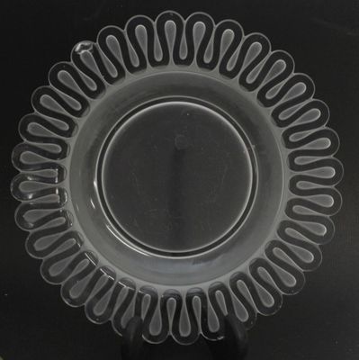 Dans le goût de Verlys. Grande coupe en verre et verre dépol…