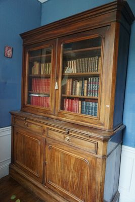une grande bibliothèque en bois sur laquelle sont posés de nombreux livres