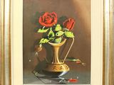 tableau représentant des roses rouges dans un vase doré posé sur une table