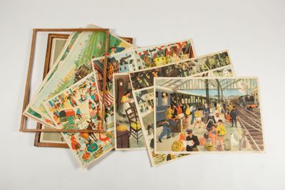 un lot de vieilles cartes postales posées sur une table