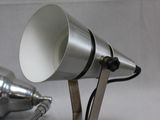 une lampe en argent posée sur une table