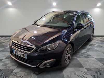 la photo d'une voiture noire garée dans une salle d'exposition