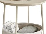une petite table sur laquelle est posé un panier