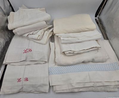 611 / CH-J3 / Lot de draps en coton certains monogrammé…
