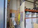 un garage contenant de nombreux rangements et outils