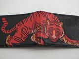 étui-portefeuille orné d'un tigre sur fond blanc