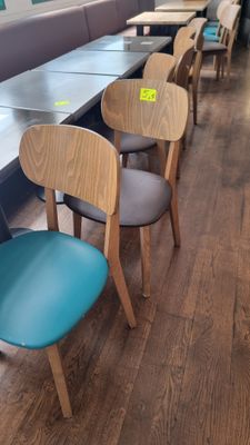 35 chaises en bois et assise en skaï polychrome