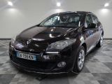 la photo d'une voiture noire garée dans un garage