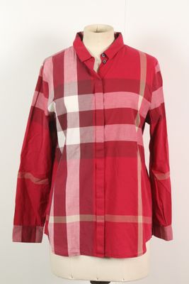 chemise à carreaux rouges sur un mannequin