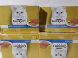 trois boîtes de nourriture pour chat posées sur une table blanche