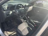 l'intérieur d'une voiture avec un volant et des commandes sur le tableau de bord