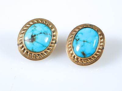 une paire de boucles d'oreilles à clous ornées de pierres turquoise
