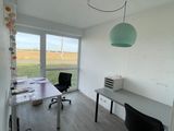 une pièce avec un bureau et une chaise