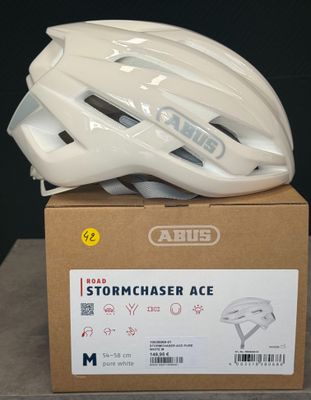 une image représentant un casque blanc posé sur une boîte en carton