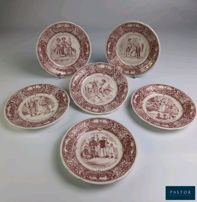 six assiettes rouges et blanches sur lesquelles figurent les portraits d'un homme et d'une femme