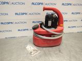 une photo d'un aspirateur rouge posé sur une table