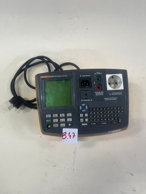 une image représentant une calculatrice posée sur une table blanche