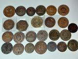 un lot de pièces de monnaie posées sur une table