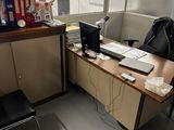 un bureau avec un ordinateur portable et une chaise dans une pièce