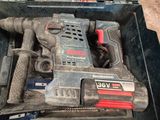 une perceuse sans fil dans une boîte à outils avec un marteau