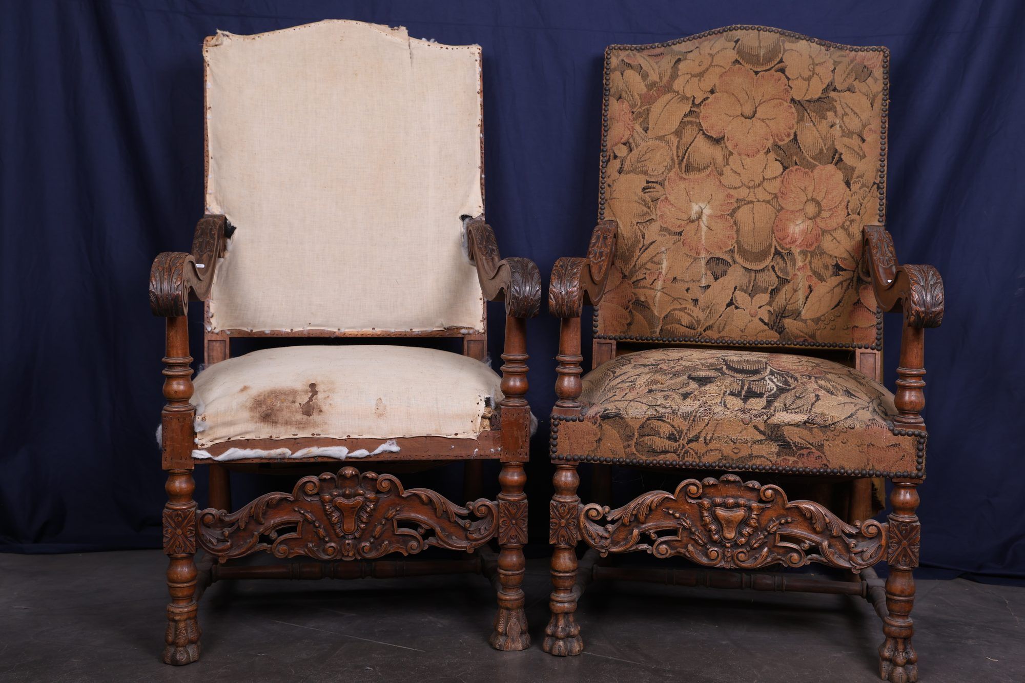 Paire de fauteuils en hètre, les accotoirs à décors de feuil…