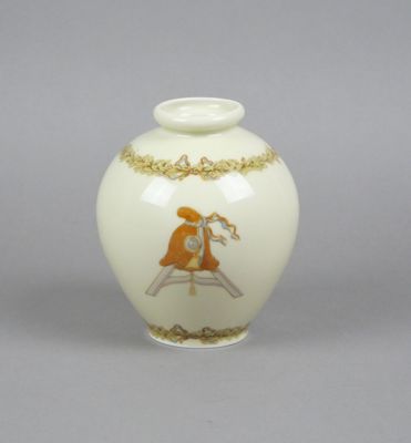 LECLAIR à LIMOGES Vase en porcelaine à décor polychrome d'un…