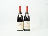deux bouteilles de vin rouge posées sur une table blanche