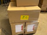 de nombreux cartons empilés les uns sur les autres dans un entrepôt