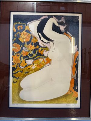tableau représentant une femme en robe blanche assise sur une chaise jaune