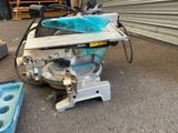 une machine posée sur le sol à côté d'une boîte