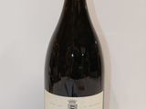 une bouteille de vin posée sur une table