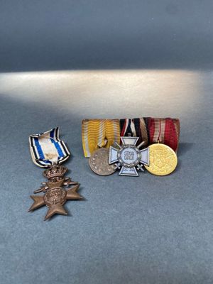 deux médailles et une médaille sont posées sur une table